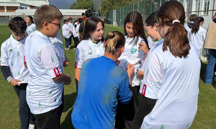 Bolu'da 40 öğrenci, Boluspor antrenmanında imzalı forma aldı ve Merak Edilenler