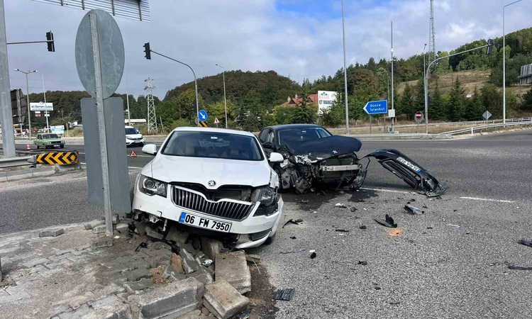 Bolu'da çarpışan iki otomobil Abant Kavşağı'nda hurdaya döndü, yaralanan olmadı: Gelişmeler Takip Ediliyor
