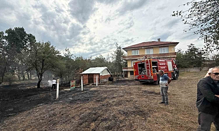 Bolu Dörtdivan'da otluk alanda çıkan yangın evlere sıçramadan söndürüldü - Son Dakika Bilgileri