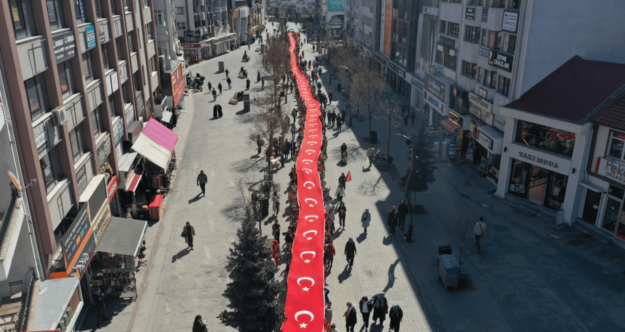 Kritik Açıklama: Bolu'da öğrenciler dev Türk bayrağıyla yürüyüş yaptı - Son Dakika Haberleri | İşte Tüm Ayrınt