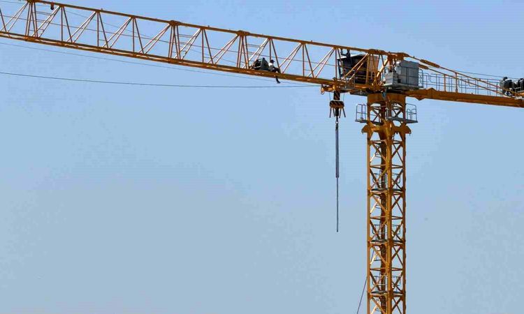 Gündemden Son Bilgiler: Bolu'da üniversitenin ek bina inşaatında maaş krizi: İşçi vince çıktı - Son Dakika - S