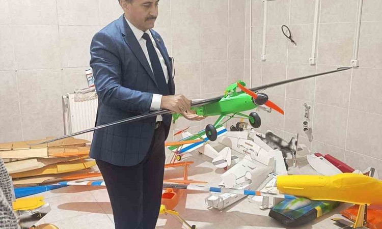Bolvadin İlçe Millî Eğitim Müdürü, BİLSEM’deki İHA ve SİHA tasarımlarını inceledi | İşte Tüm Ayrıntılar