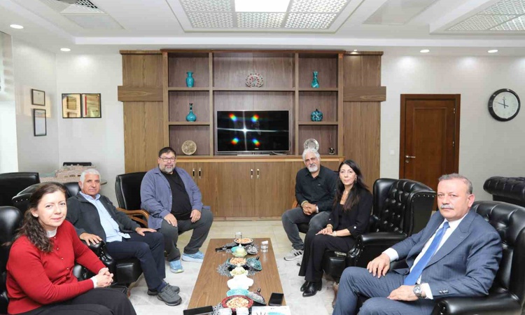 BSB üyeleri, Rektör Elmastaş’ı belgesel sinema atölyesi için ziyaret etti.