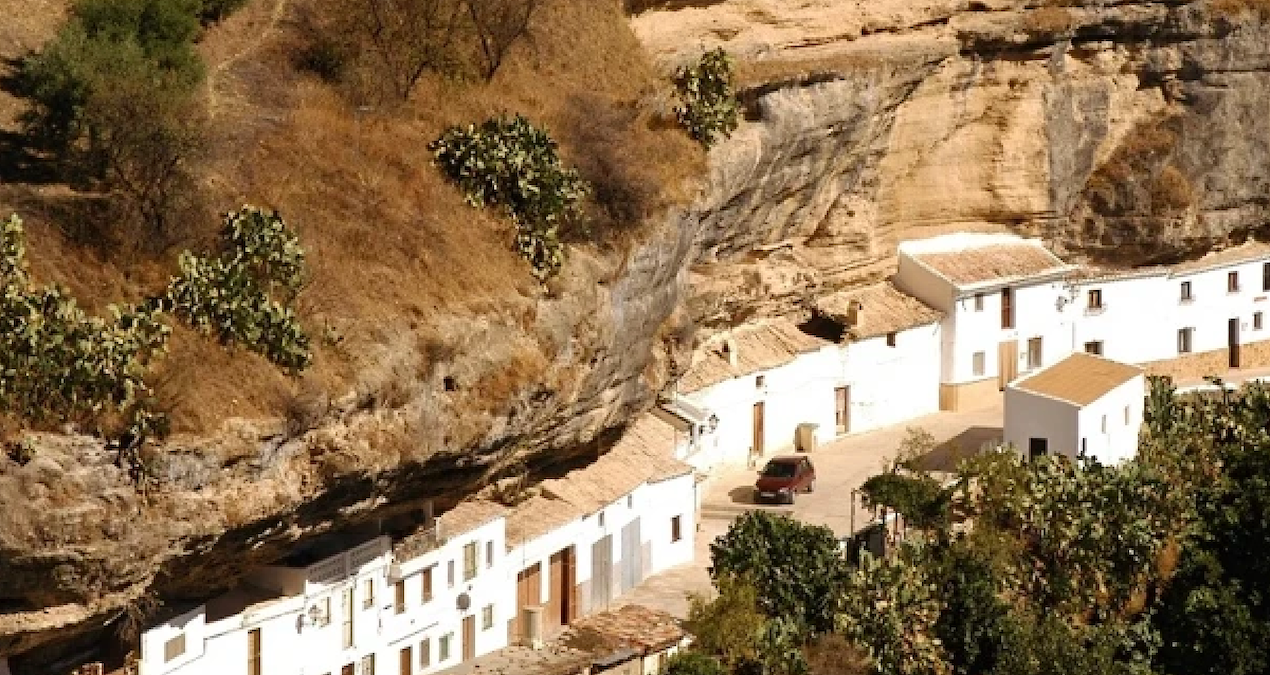 None of the houses here have roofs: They were built under the rocks - Last Minute