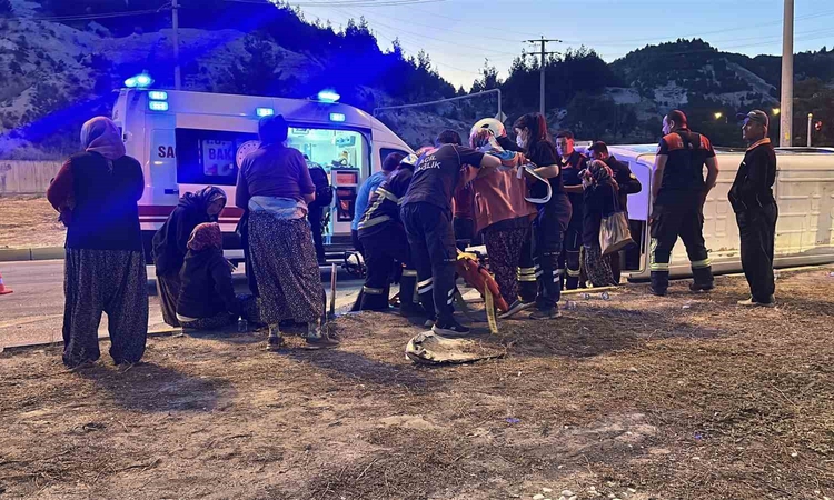 Burdur’da tarım işçilerini taşıyan minibüs devrildi: 9 yaralı ve Merak Edilenler