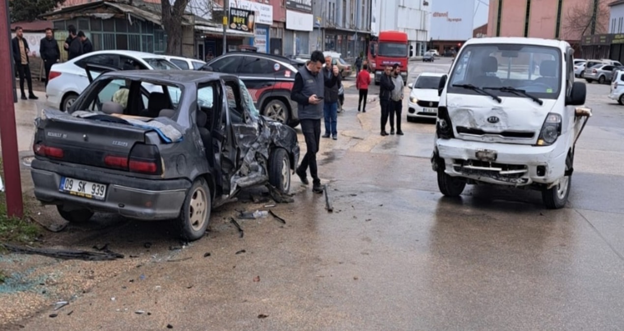 Kritik Açıklama: Bursa'da kamyonet ile otomobil çarpıştı; 2'si bebek 9 yaralı - Son Dakika Haberleri | İşte Tü