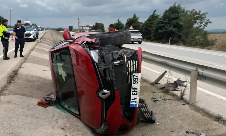 Bursa Karacabey'de otomobil yoldan çıkarak kanala gerileme kaydetti, 1 kişi yaralandı