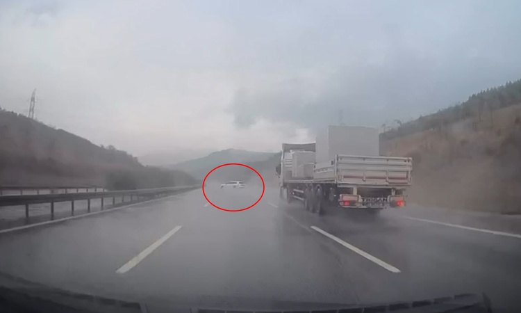 Bursa'da kayganlaşan yolda bariyerlere çarpan otomobilin kaza anı kameraya yansıdı ve Merak Edilenler