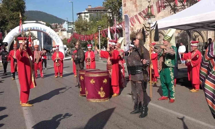 Bursa Osmangazi'de Avrupa Hareketlilik Haftası'nda vatandaşlar kapalı caddede yürüdü ve Merak Edilenler