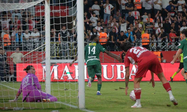 Bursaspor, Batman Petrolspor'u Iheanacho'nun 2 golüyle 2-1 yendi