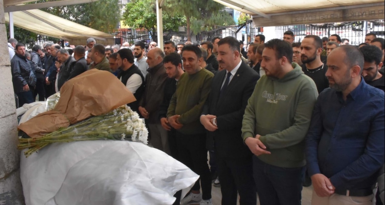 Burun estetiği ameliyatı sonrası ölen Hatice, gelinlikle son yolculuğa uğurlandı - Haberleri: Gelişmeler Takip