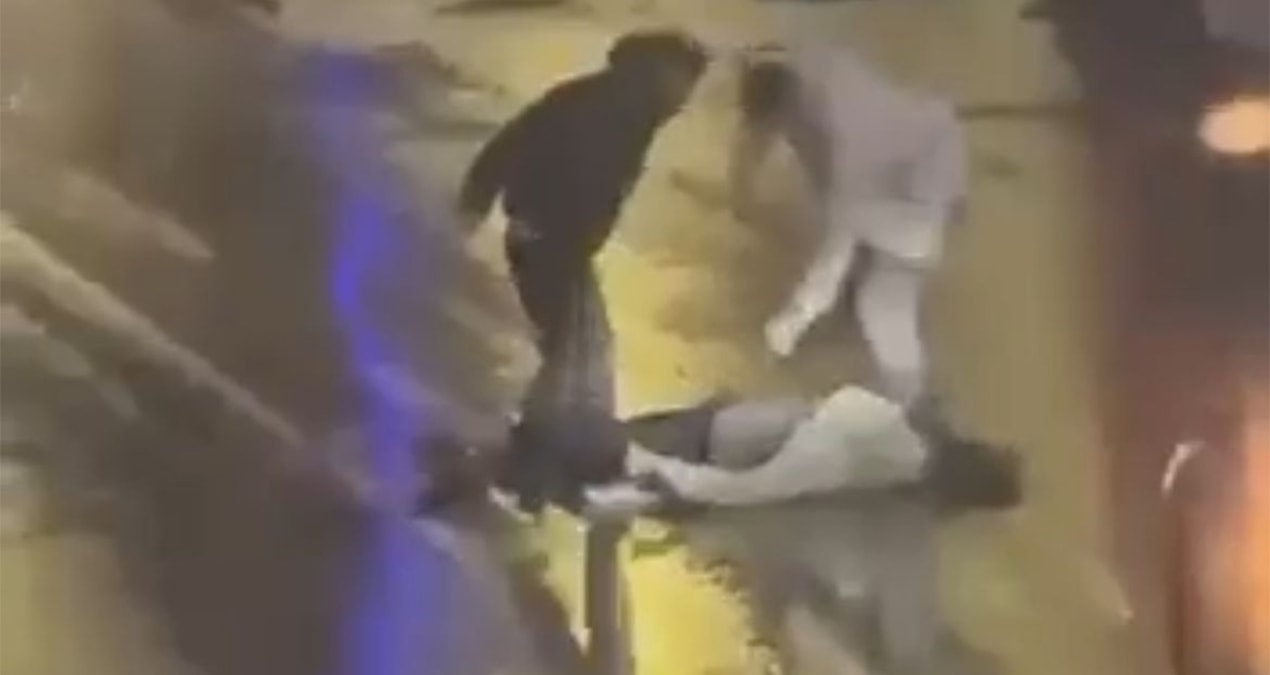 Kritik Açıklama: Cadde ortasında tekme ve yumruklarla darbedildi! O anlar kamerada - En Son Haber - Son Dakika