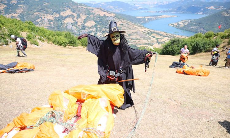 Ayrıntılar Netleşti: Cadı kostümüyle yamaç paraşütü keyfi - Son Dakika Haberleri: Gelişmeler Takip Ediliyor
