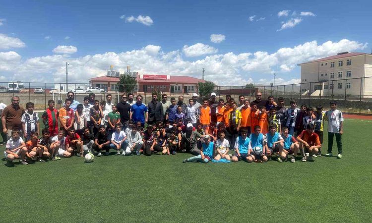 Kritik Açıklama: Çaldıran'da yaz Kur'an kursu öğrencileri futbol turnuvasında buluştu - Son Dakika