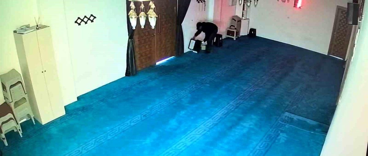 He entered the mosque and stole 100 thousand liras from the aid box, which he broke with a paving stone - Breaking News