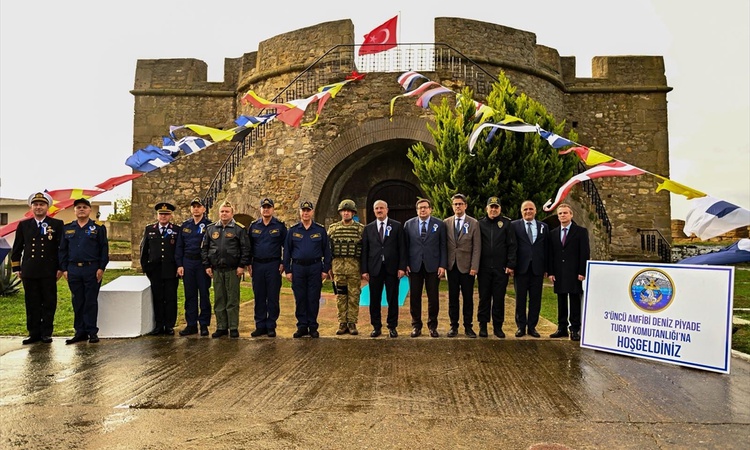 Çanakkale'de 3. Amfibi Deniz Piyade Tugay sancağı ilk kez törenle teslim edildi | İşte Tüm Ayrıntılar