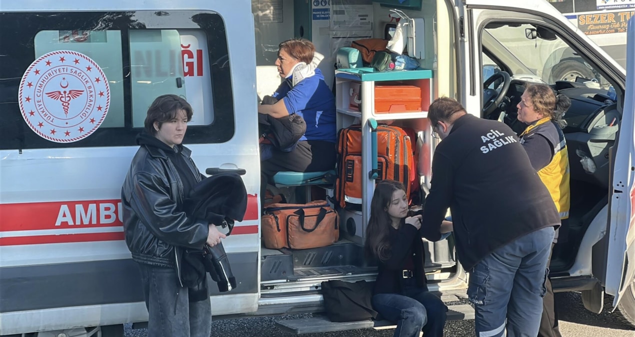 Son Gelişme: Çanakkale’de yolcu minibüsü menfeze devrildi: 8 yaralı! - Haberleri: Gelişmeler Takip Ediliyor