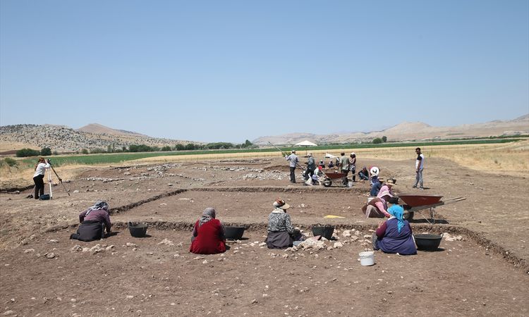 Excavations resume in the western section of Çayönü Tepesi after 50 years.
