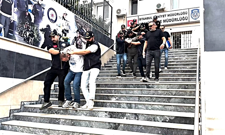 Çekmeköy'de 1 kişinin öldüğü otomobile saldırı soruşturmasında 10 şüpheli adliyeye sevk edildi - Son Dakika Bi