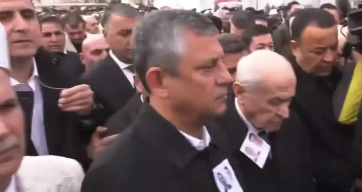 Gündemden Son Bilgiler: Cenaze töreninde dikkat çeken anlar! Özgür Özel, Devlet Bahçeli'yi aracına kadar uğurl