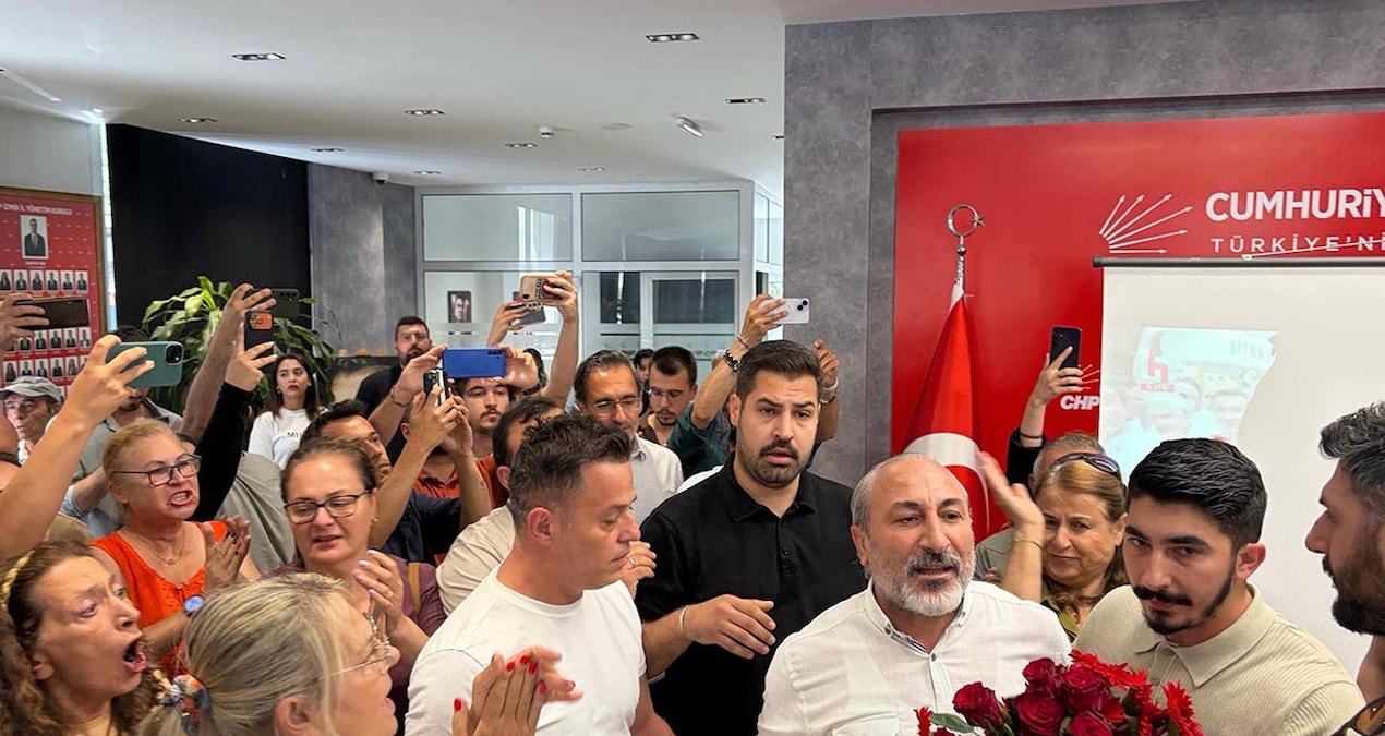 CHP İzmir İl binası karıştı! Seçilmiş başkan ile atanmış başkan taraftarları arasında arbede - Son Dakika Habe