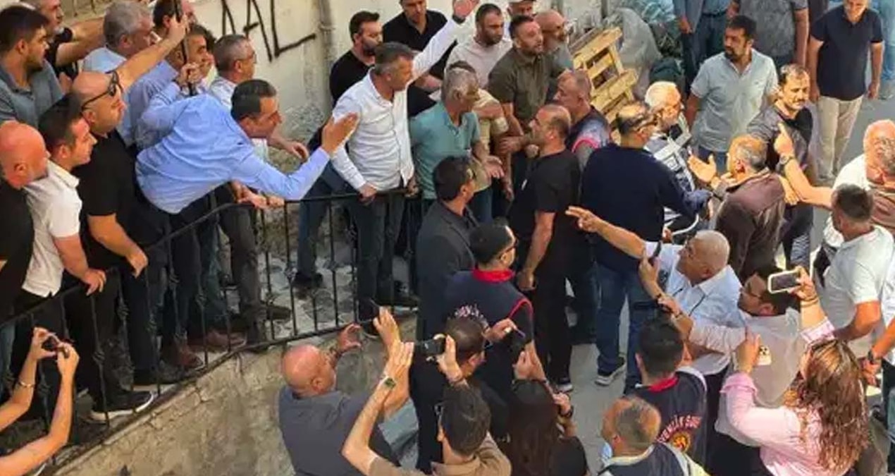 Tension in CHP Niğde Provincial Headquarters: Elected officials did not allow appointed people into the provincial building - Last Minute
