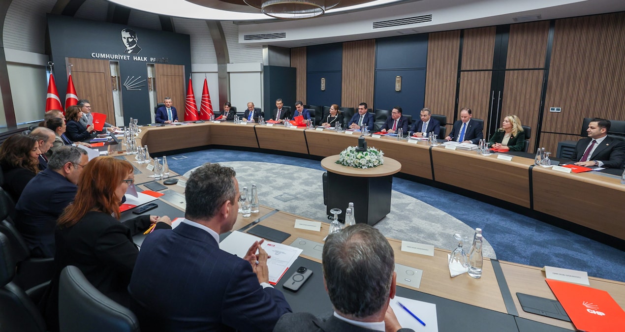 Sıcak Gündem: CHP'de yılın son MYK'sı toplandı! İşte izlenecek 3 yol haritası - En Son Haber: Gelişmeler Takip