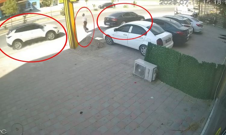 The jeep crashed into a parked car, and the pedestrian escaped at the last moment; The moment of the accident was caught on camera - Last Minute