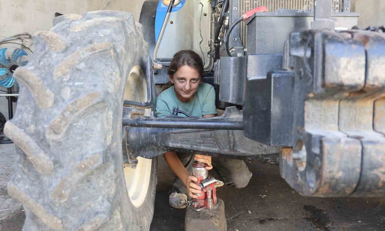 Çırak bulamayan babasının yardımına koşan 13 yaşındaki Ecrin, ‘Sanayide kız mı çalışır’ sözlerine aldırmadan 3