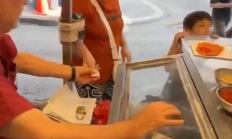 Çocuğu için lahmacun almak isteyen kadına '5'ten az satmam' diyen seyyar satıcının tezgahı kaldırıldı - Son Da