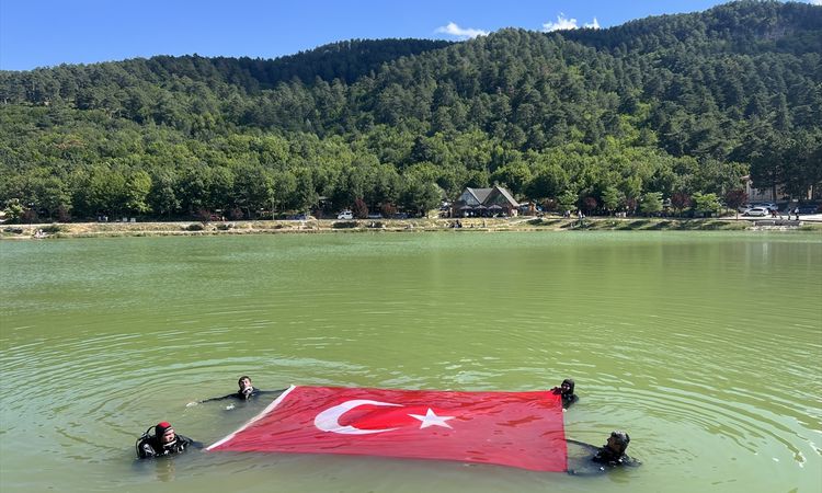 Flag diving in Green Lake in commemoration of July 15 in Çorum - News