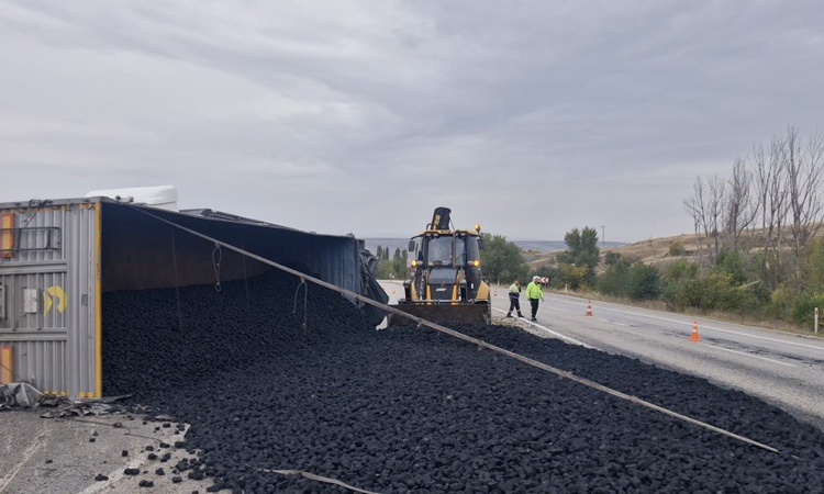 Çorum Alaca'da kömür yüklü tır devrildi, yol tek şeritten ulaşıma açıldı