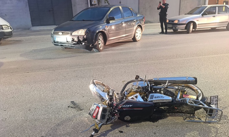 Çorum Alaca'da otomobil ile motosiklet çarpıştı, motosiklet sürücüsü yaralandı