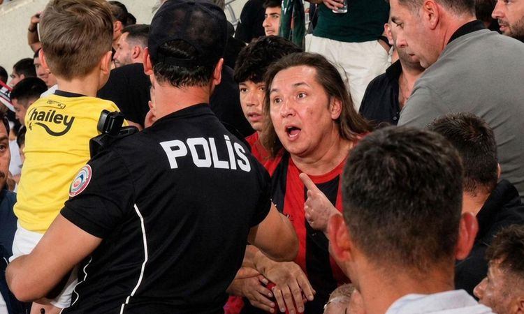 Kritik Açıklama: Çorum FK'den forması çıkarılmaya çalışılan Fenerbahçeli çocuğa anlamlı destek - Son Dakika |