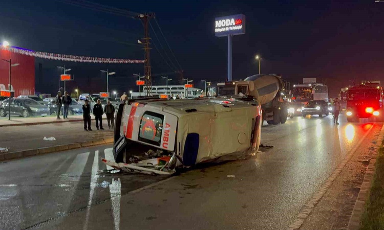 Çorum'da özel hastane ambulansı otomobille kavşakta çarpıştı, 6 kişi yaralandı - Son Dakika Bilgileri