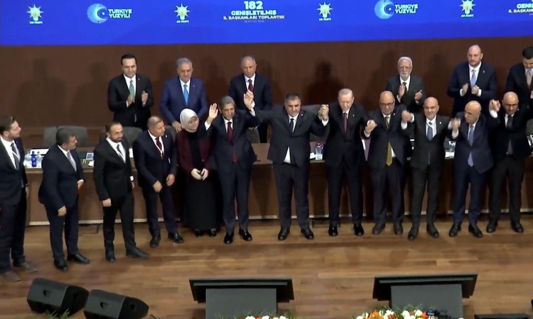 Cumhurbaşkanı Erdoğan, AK Parti'ye yeni katılan belediye başkanlarına rozetlerini taktı - Son Dakika Bilgileri