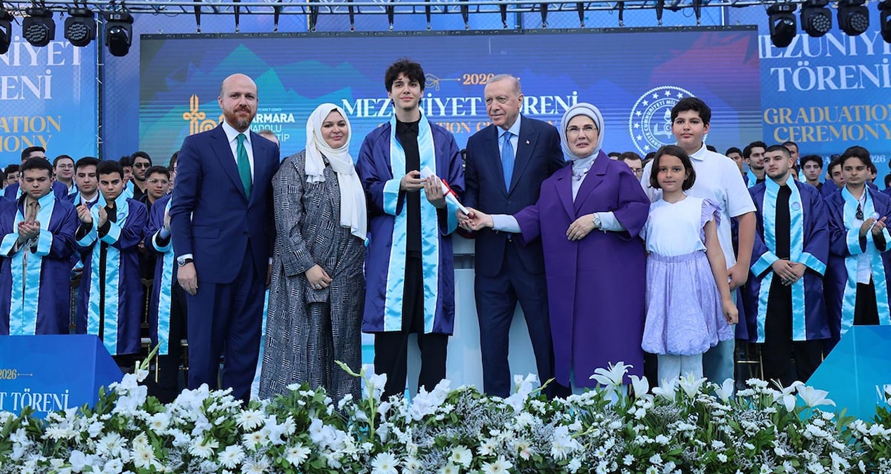 Sıcak Gündem: Cumhurbaşkanı Erdoğan'ın torunu Ömer Tayyip mezun oldu! Diplomasını bizzat kendi verdi - Haberle
