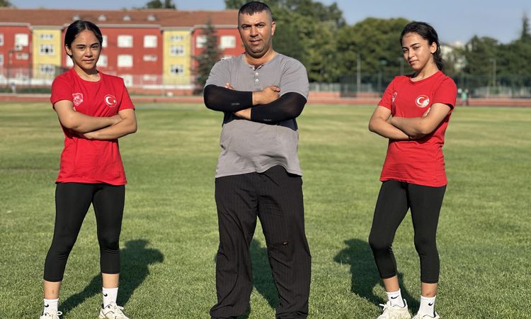 Dangal filminden ilham alan iki kız kardeş, güreşte Türkiye şampiyonu oldu - Haberleri - Son Dakika Bilgileri