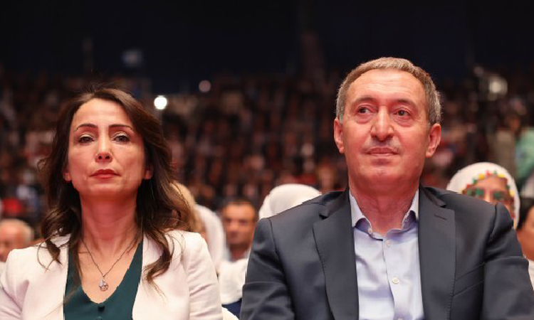DEM Parti Eş Genel Başkanları T24'e erişim engeline gazetecilik için tepki gösterdi