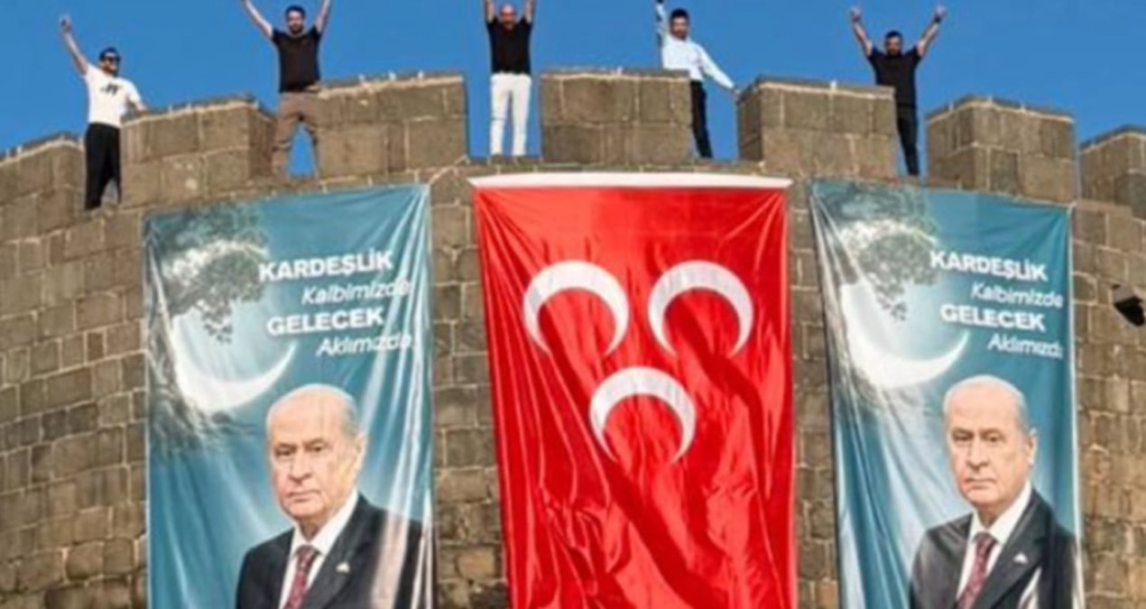 A Bahçeli banner was hung on the DEM Party's castle: They gave an idealist salute on the walls - Last Minute