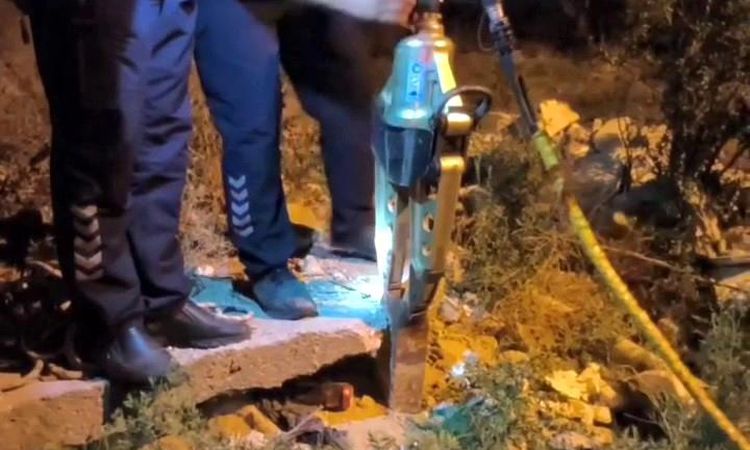 Hedgehog waiting to die inside the iron pipe was rescued in a 1-hour raid - Breaking News