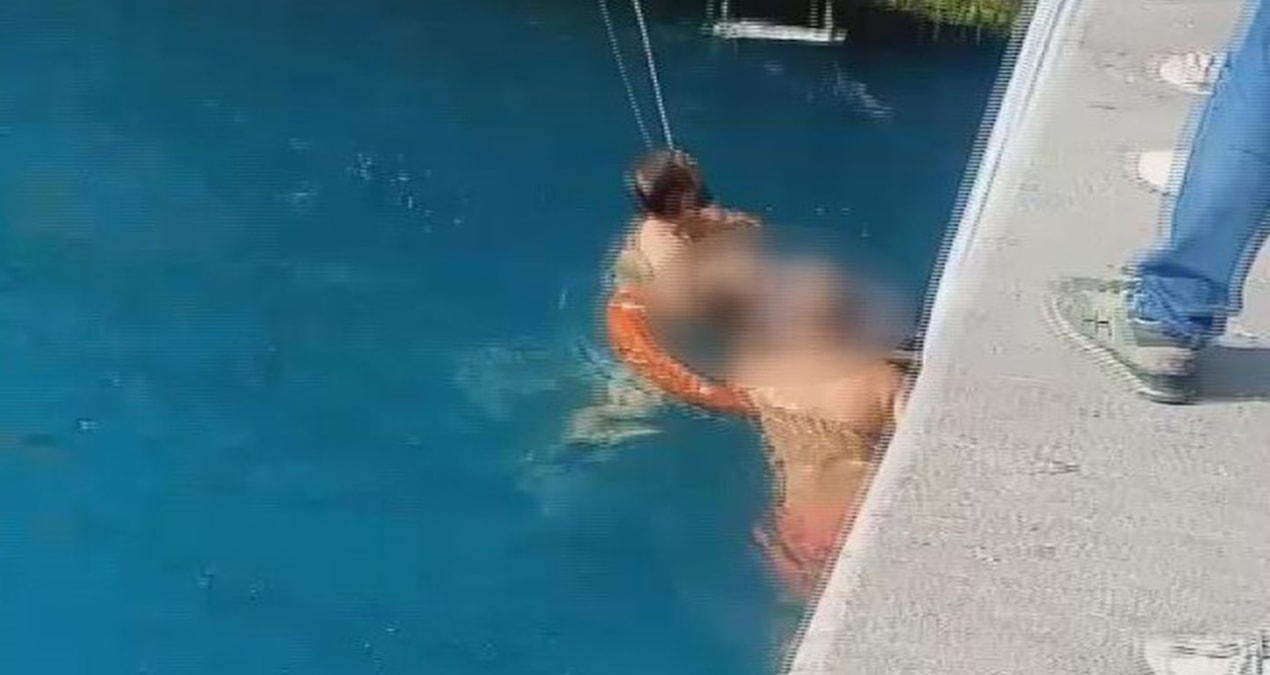 Denizde baygınlık geçiren kadının kurtarılma anı kamerada - Son Dakika | İşte Tüm Ayrıntılar