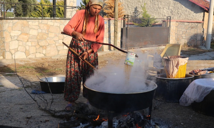 Denizli Çivril'de kışlık pekmez için şıra imeceyle yaklaşık 5 saat kaynatılıyor - Son Dakika Bilgileri