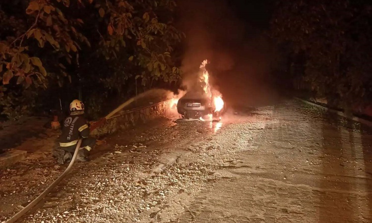Denizli'nin Pamukkale ilçesinde park halindeki otomobilde çıkan yangın söndürüldü - Son Dakika Bilgileri