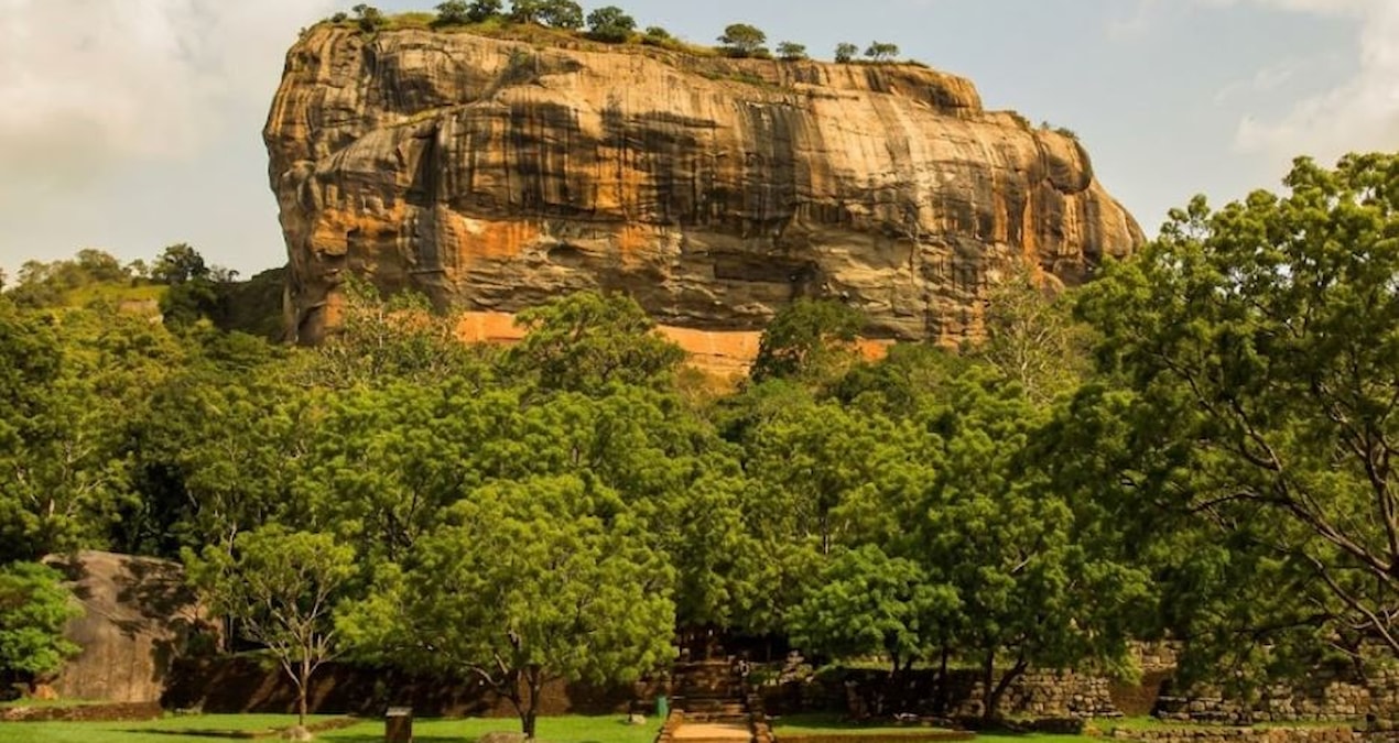 He built a completely different world on a huge rock - Last Minute