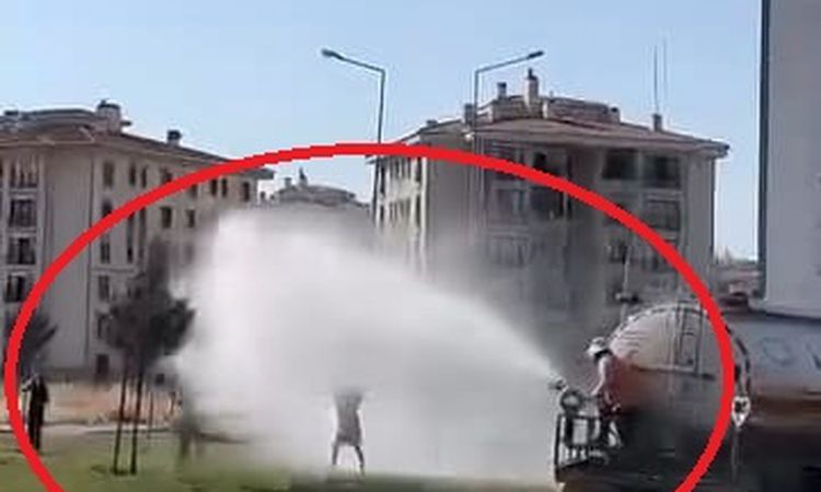 Children cooled off with water sprayed from the municipal vehicle in Diyarbakır at 39 degrees - Breaking News