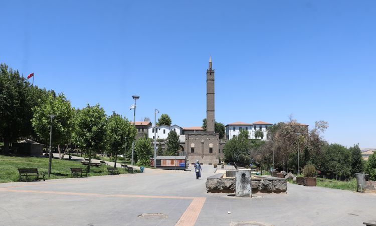 Gündemden Son Bilgiler: Diyarbakır'da Aşırı Sıcaklar Tarihi Mekanları Boşalttı - Son Dakika | İşte Tüm Ayrıntı