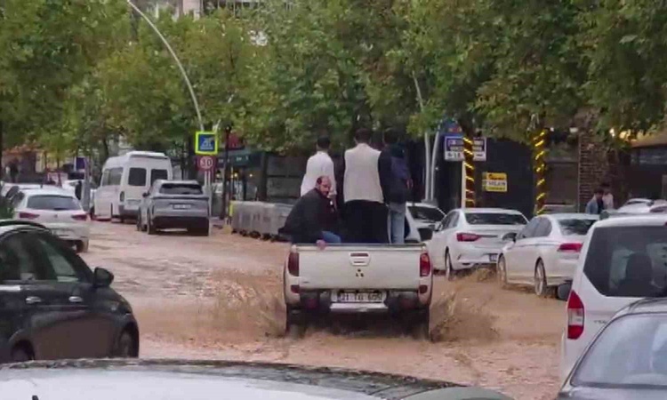 Diyarbakır Ergani'de sağanak hayatı durma noktasına getirdi, araçlar çukurlara gerileme kaydetti