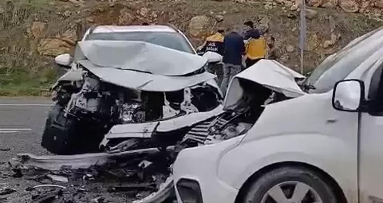 Ayrıntılar Netleşti: Diyarbakır’da hafif ticari araç ile cip çarpıştı, 6 kişi yaralandı - Son Dakika ve Merak