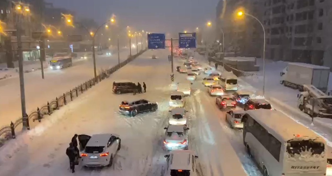 Son Gelişme: Diyarbakır'da kar hayatı felç etti! Yollar kapandı, araçlar yolda kaldı - En Son Haber - Son Daki
